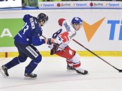 Valtteri Kemiläinen z Finska dotírá na Davida Tomá�ka.