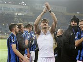 Marten de Roon slaví s fanouky postup Atalanty.