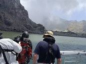 Potápi prohledávají vody okolo ostrovu White Island. Zatím se nala tla...