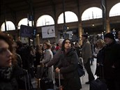 Cestující na paíském nádraí Gare du Nord.