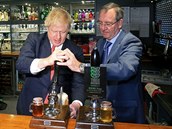 Britský premiér Boris Johnson toí pivo s nov zvoleným konzervativním...