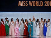 Dvanáct nejkrásnjích úastnic soute Miss World 2019 na pódiu.