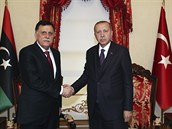 Turecký prezident Recep Tayyip Erdogan s libyjským premiérem Faízem Sarrádem.