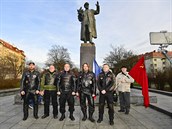 Píznivci marála Ivana Konva si 16. prosince 2019 odpoledne u pomníku v...