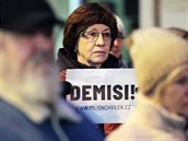 Demonstranti v Karlových Varech volají po demisi premiéra Andreje Babie.