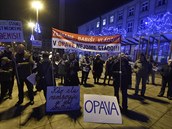 Po projevech se mly stovky lidí v Ostrav vydat na pochod, nenaly ale vhodný...