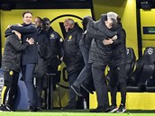 Fotbalisté Dortmundu s trenérem Lucienem Favrem (uprosted) se radují z postupu...