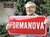 Milo Forman pózuje s cedulí s názvem ulice Formanova (ilustraní foto).