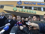 Premiér Andrej Babi hovoí s novinái po stelb ve Fakultní nemocnici...