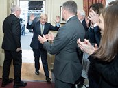 Personál v sídle britského pedsedy vlády v Downing Street vítá premiéra Borise...