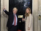 Premiér Boris Johnson s partnerkou Carrie Symondsovou