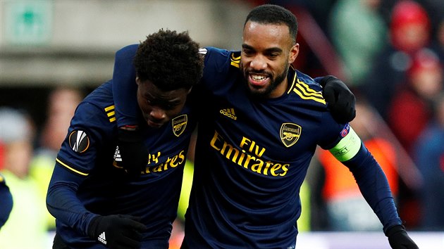 Bukayo Saka slaví branku spolu s kapitánem Arsenalu Alexandrem Lacazettem.