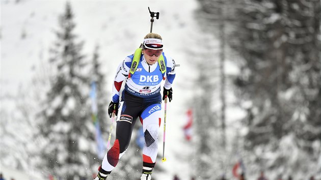 Lucie Charvatová bhem sprintu v Hochfilzenu.