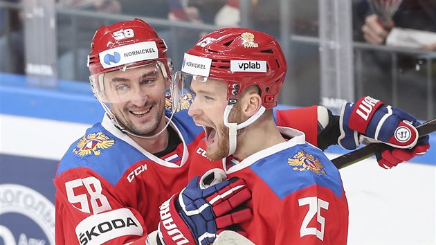 Mikhail Grigorenko slaví s Antonem Slepyshevem vítzství nad eskem.