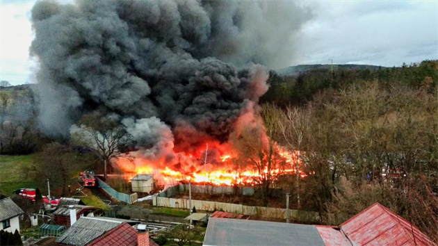 Skládka elektroodpadu (bývalá skládka rotu) v Sedlanech na Píbramsku hoí.