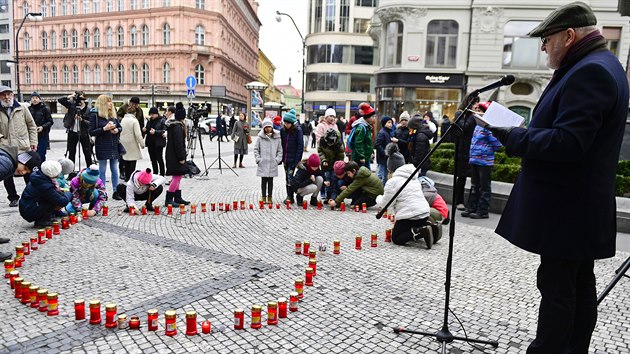 Desítky lidí vytvoily srdce ze svíek pro Václava Havla v den výroí jeho...