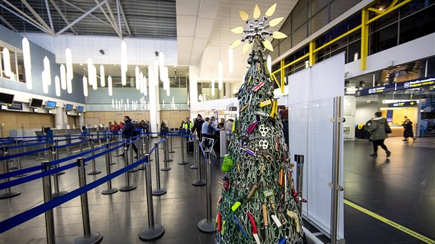 Vánoní stromek na letiti ve Vilniusu byl vyroben z vcí zabavených cestujícím.