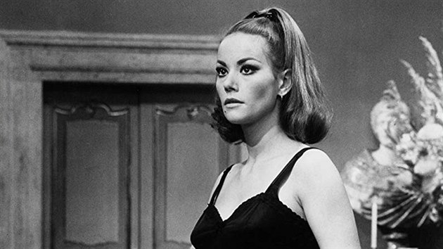 Francouzská hereka Claudine Augerová ve snímku Zákusky, pane (1968).