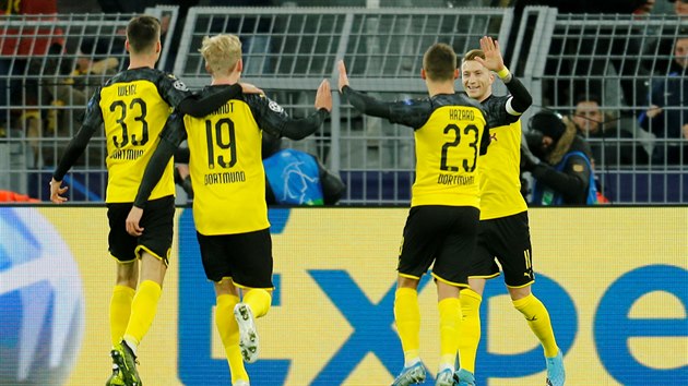 Fotbalisté Dortmundu se radují z gólu proti Slavii.