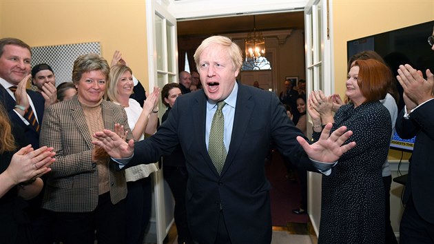 Personál v sídle britského pedsedy vlády v Downing Street vítá premiéra Borise...
