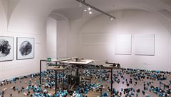 Pohled do výstavy SPACE, Jakub Petr v levo, v pravo malby od Ji�ího Mat�j�