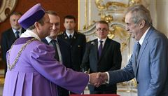 Prezident Milo Zeman jmenoval na Praském hrad Pavla Matjku (vlevo) novým...