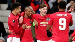 Ashley Young slaví se spoluhrá�i branku.