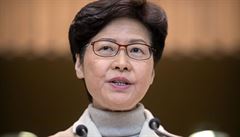 Správkyně Hongkongu zahájila oficiální návštěvu Číny. Demonstranti požadují její odstoupení
