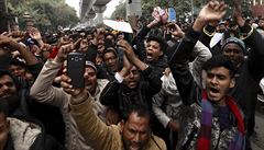 Indiní studenti z univerzity Jamia Millia Islamia University protestují proti...