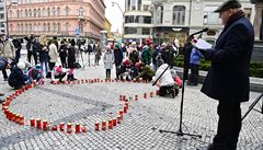 Desítky lidí vytvoily srdce ze svíek pro Václava Havla v den výroí jeho...