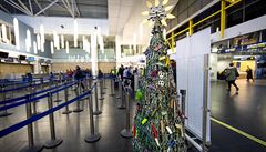 Kuriózní výzdoba. Litevské letiště ozdobilo stromek zabavenými předměty cestujících