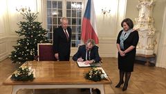Lihoviny a cigarety zdraží. Prezident Zeman podepsal vládní daňový balíček