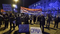 Po projevech se m�ly stovky lidí v Ostrav� vydat na pochod, nena�ly ale vhodný...
