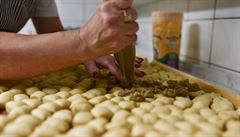 Zatímco �t�pánka Chvátalová vytahuje �vercajk� a sá�kem na zdobení svi�n�...