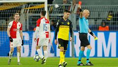 Rozhod�í Sergej Karasjov vylu�uje Juliana Weigla.