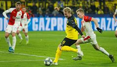 Julian Brandt st�ílí vít�zný gól. Stínuje ho Petr �ev�ík.