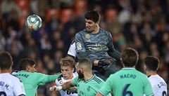 VIDEO: Hrdina Courtois. Brankář Realu vyhrál po rohu hlavičkový souboj, který vedl v poslední minutě k vyrovnání