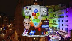 Výsledky exitpollu promítané v Londýn�.