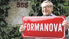 Miloš Forman pózuje s cedulí s názvem ulice Formanova (ilustrační foto). | na serveru Lidovky.cz | aktuální zprávy