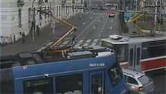 Srážka auta se dvěma tramvajemi v Brně.