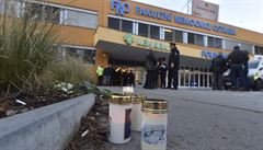 Svíčky a květiny před budovou ostravské fakultní nemocnice, kde 10. prosince...