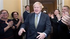 Personál v sídle britského pedsedy vlády v Downing Street vítá premiéra Borise...