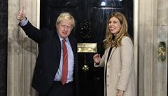 Premiér Boris Johnson s partnerkou Carrie Symondsovou