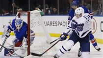 Zach Hyman z Toronta Maple Leaf se snaží překonat brankáře Rangers