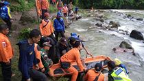 Na indonskm ostrov Sumatra zemelo pi nehod autobusu nejmn 24 lid.