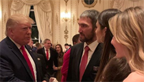 Alexander Ovečkin s prezidentem USA Donaldem Trupem.
