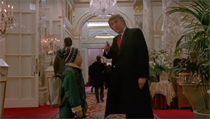 Donald Trump ve snmku Sm doma 2 (1992).