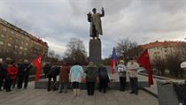 Ve stejný den k soše přišli účastníci setkání ke 122. výročí Koněvova narození.