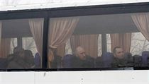 Vlen zajatci jsou vidt skrz okno autobusu.