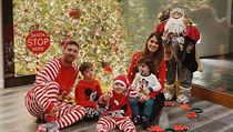 Lionel Messi s manželkou a třemi dětmi.